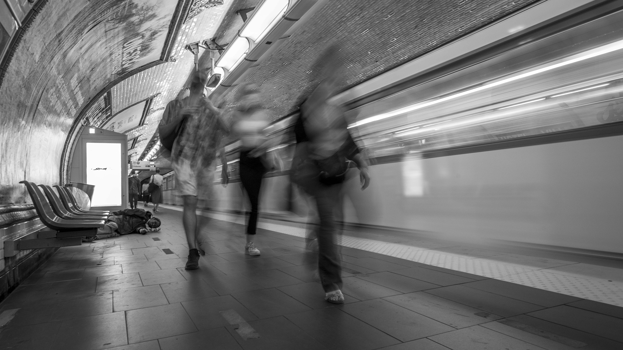 moment de vie métro paris foule floue sdf misère